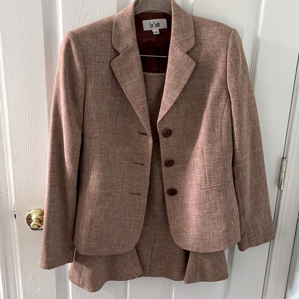 Le Suit two piece blazer size 8 and skirt size 10